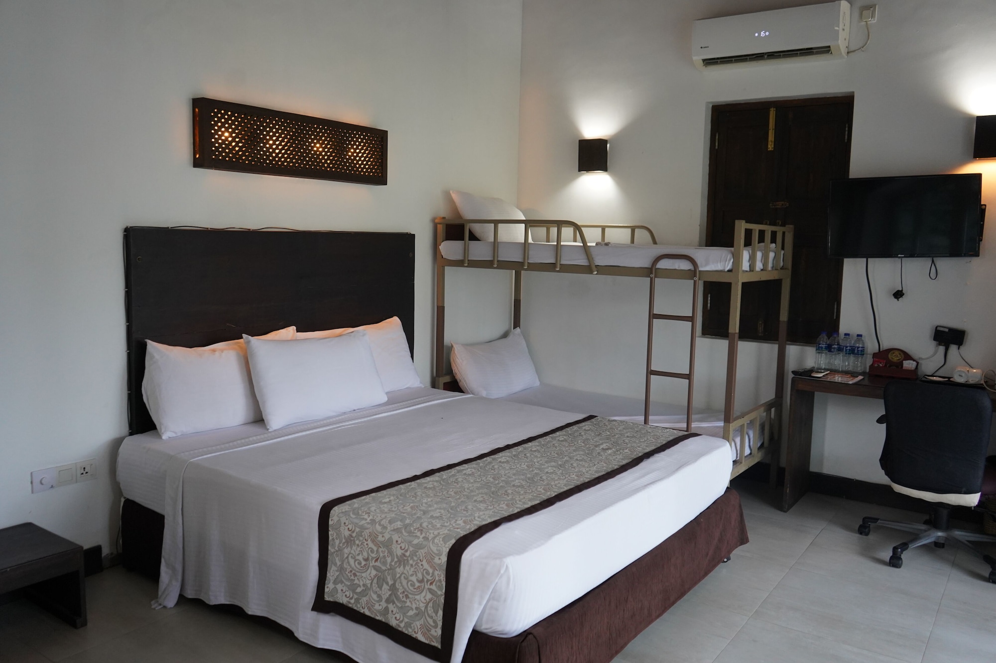 ROOM, QUADRUPLE