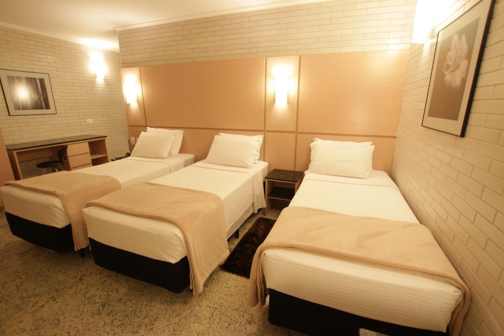 ROOM, QUADRUPLE, MULTIPLE BEDS