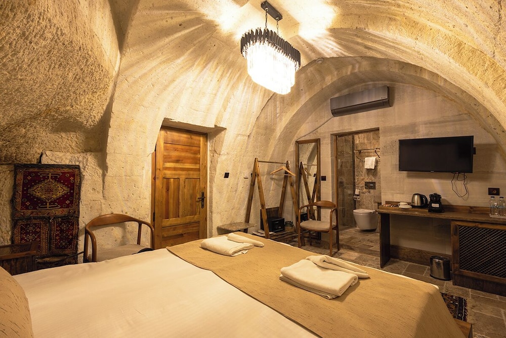 Noahs Ark Cave Hotel 37/50