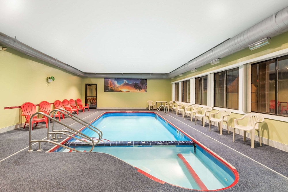 Days Inn & Suites by Wyndham Youngstown / Girard Ohio 28/39