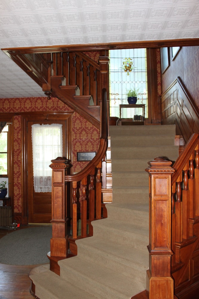 Victorian Charm Inn 41/47