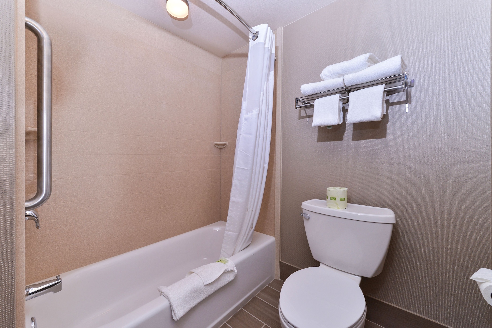 جناح بسرير كينج بمنطقة جلوس، Holiday Inn Express Hotel & Suites Indio - Coachella Valley 3/3