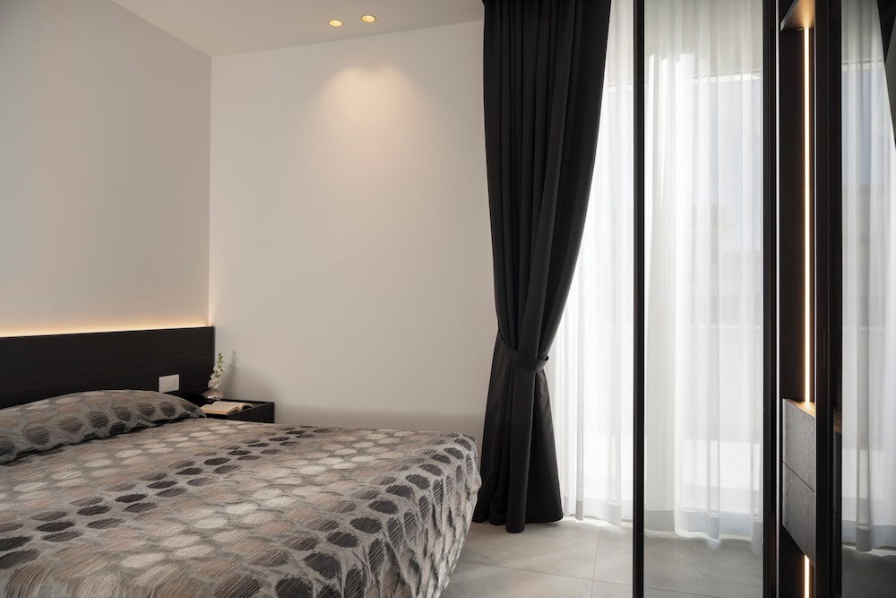 CLASSIC, DOUBLE OR TWIN BED, PARTIAL SEA VIEW