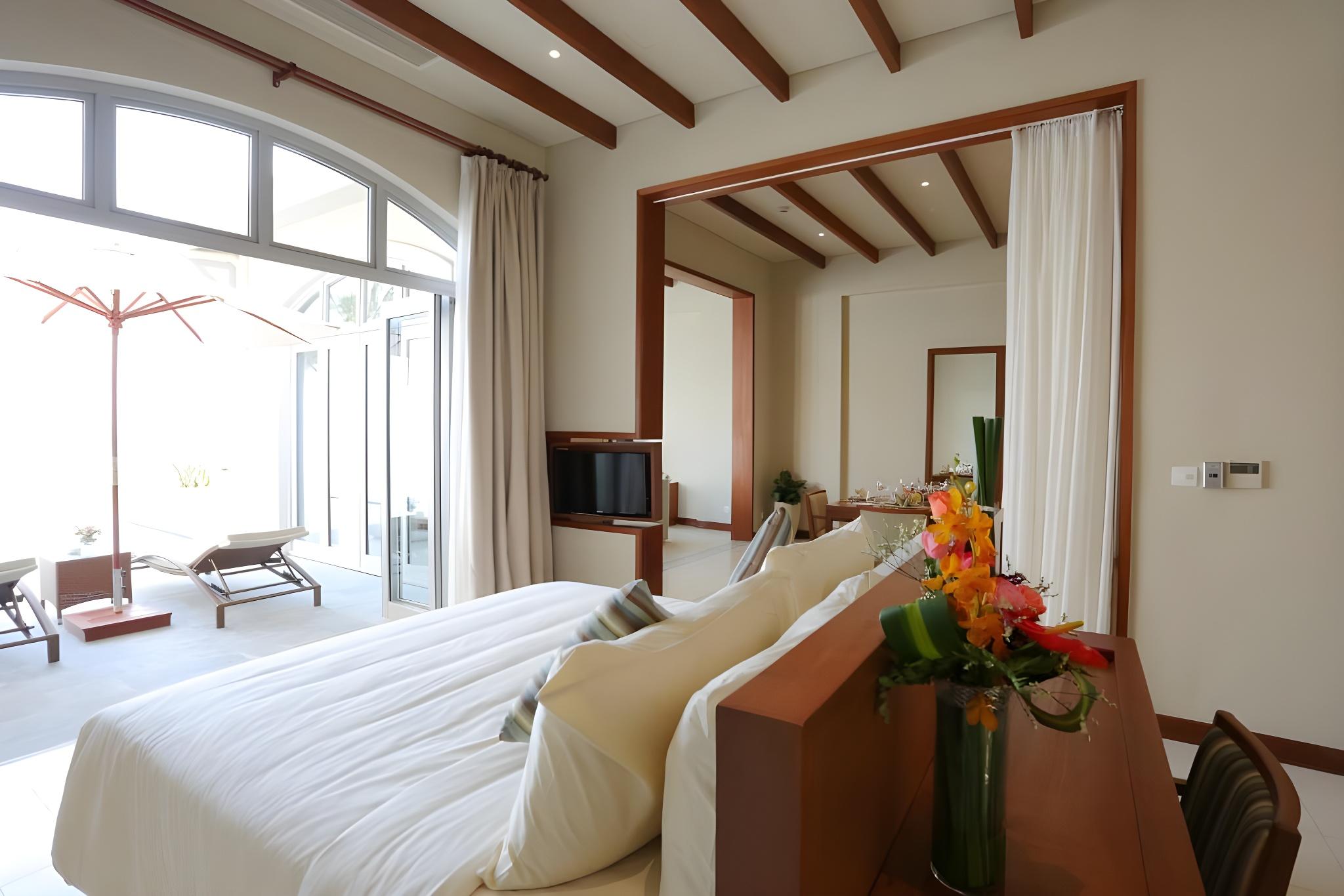 Suite, Pool and Sea View