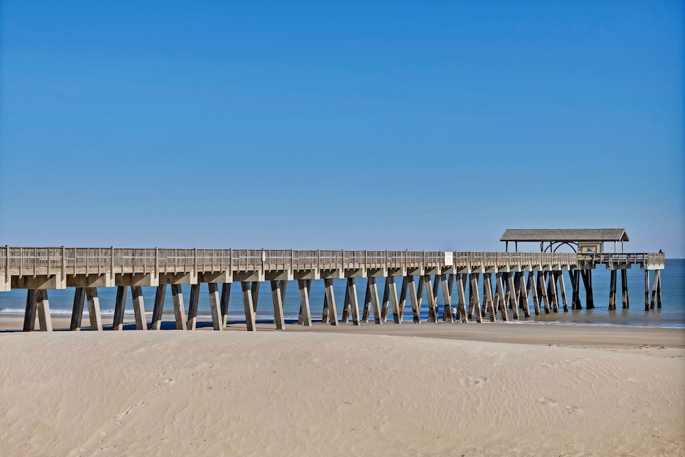Sea And Breeze Hotel And Condo 47/49