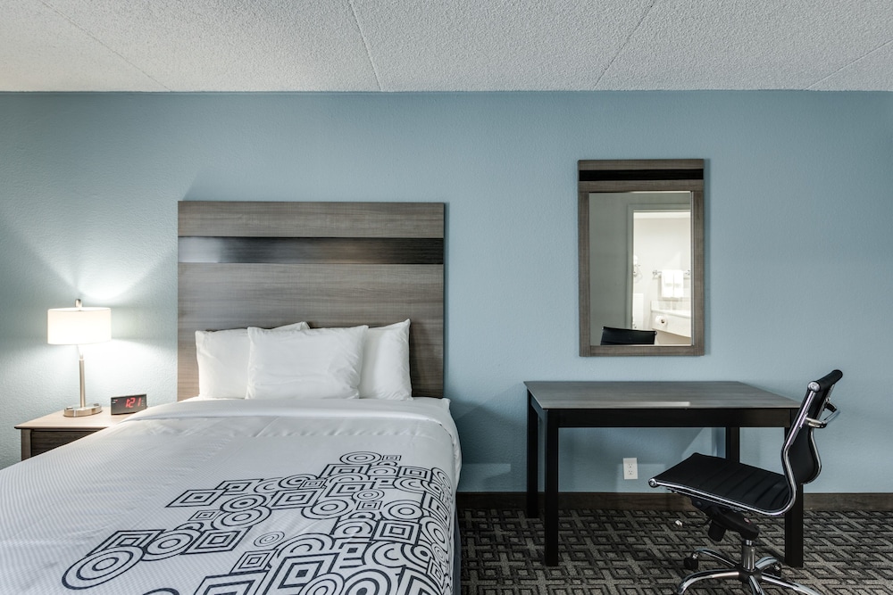 Days Inn & Suites by Wyndham Spokane 14/23