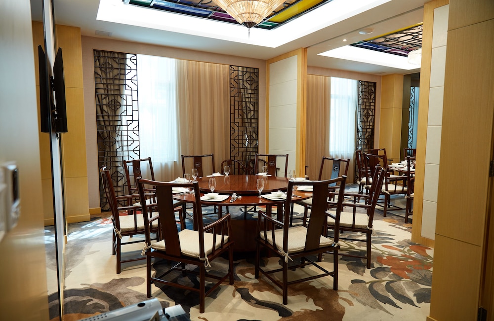 The Thousand Lantern Lake Hotel 57/63