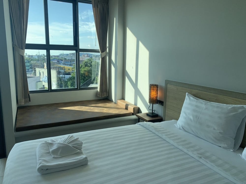 Atom Phuket Hotel -SHA Plus 18/50