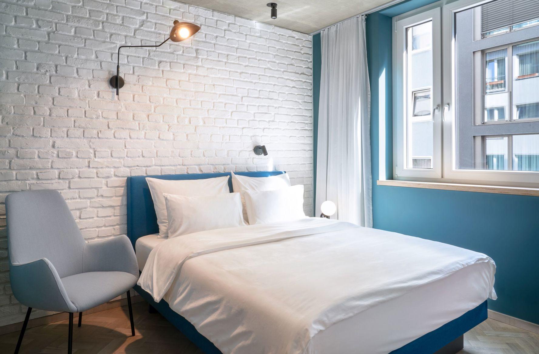 Urban, Courtyard, Queen Bed
