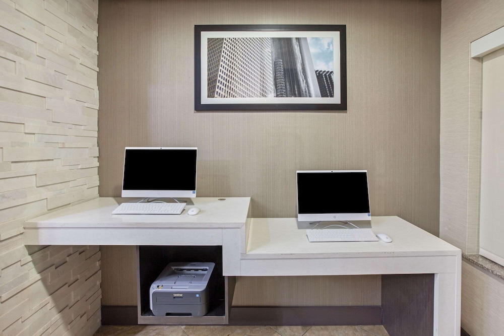 La Quinta Inn & Suites by Wyndham Pasadena North 26/30