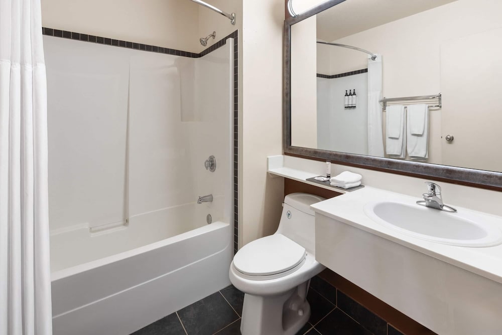 Travelodge by Wyndham Valleyview AB 47/51