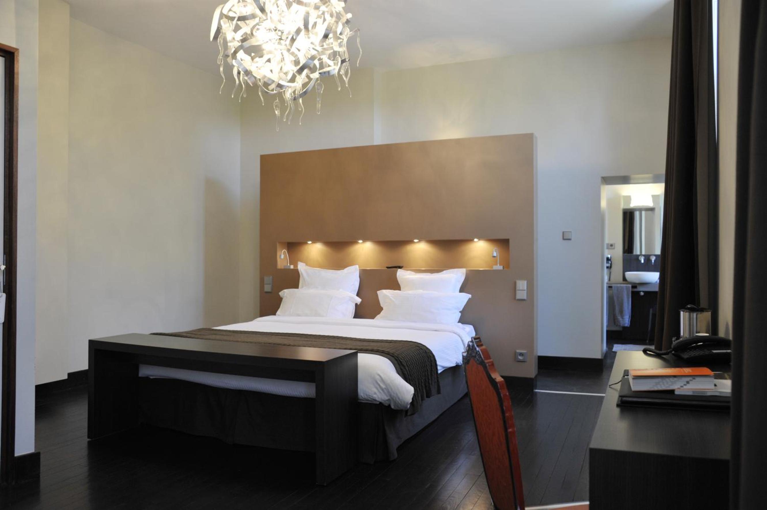 Elegant, Queen Bed