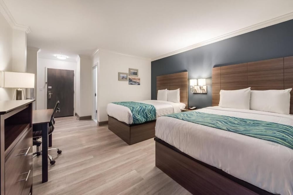 Deluxe, 2 Double Beds, Pool Side