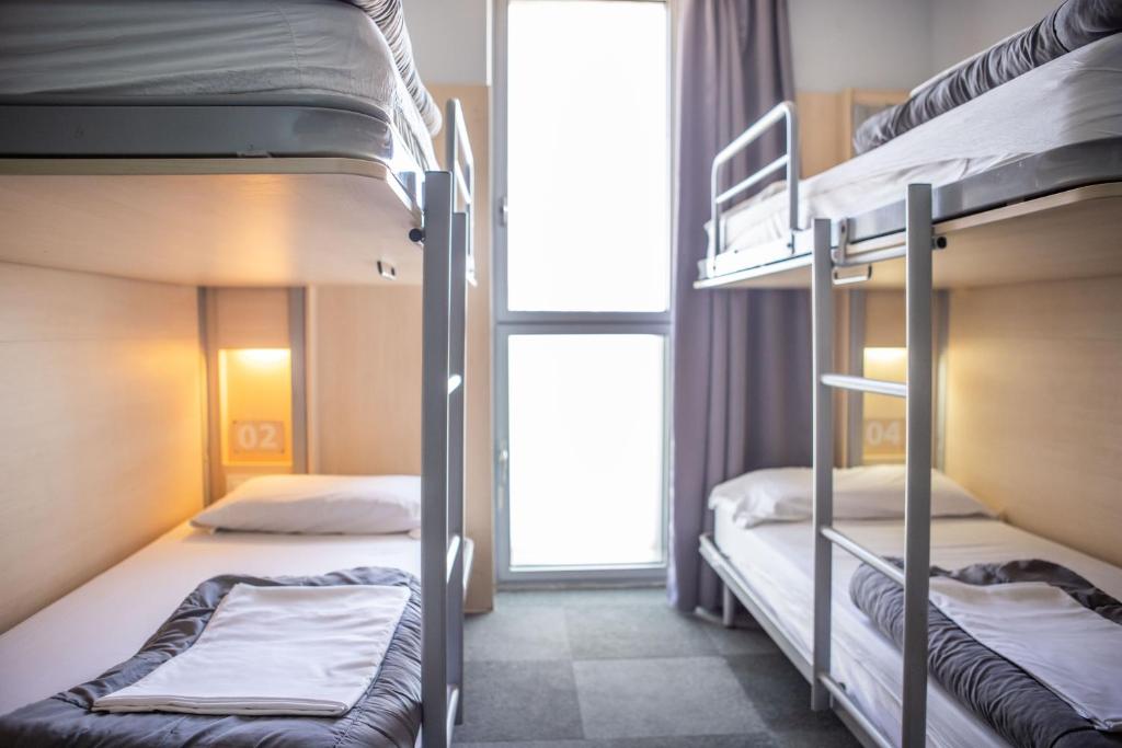Room, 8 People