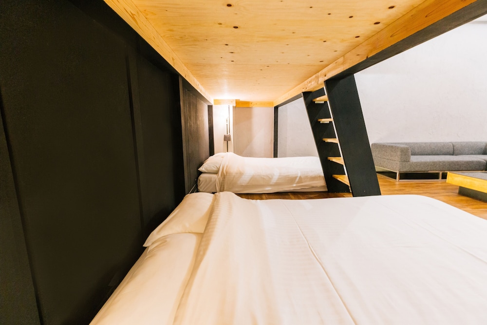 DELUXE, STUDIO, MULTIPLE BEDS, KITCHENETTE