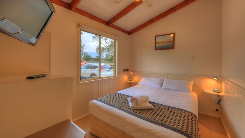 2 Bedrooms, Family, Cabin, 1 Double and 4 Single Beds, River View