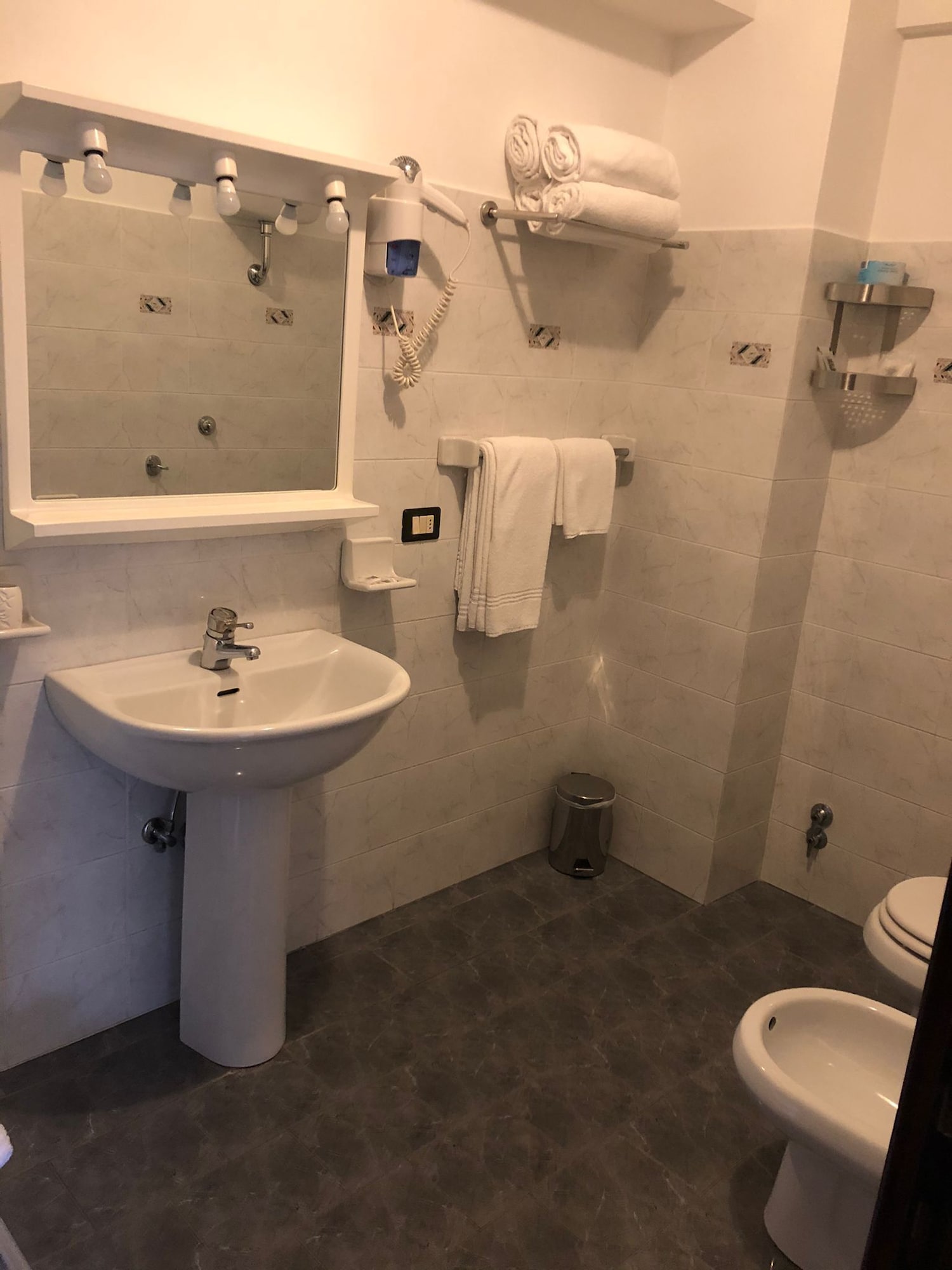 غرفة رباعية بسرير كوين وسرير بطابقين، Hotel Bucaneve 2/2