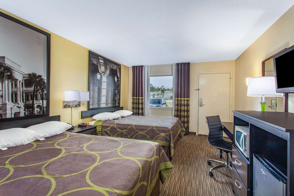 Super 8 by Wyndham Florence 15/23