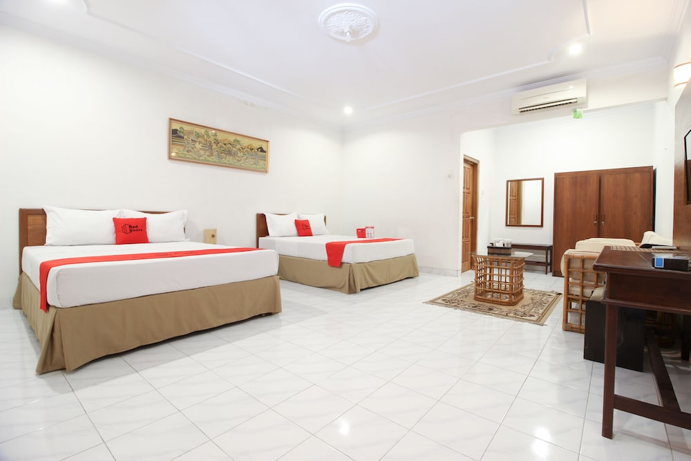 Reddoorz Plus Near Alun Alun Selatan 2 8/32