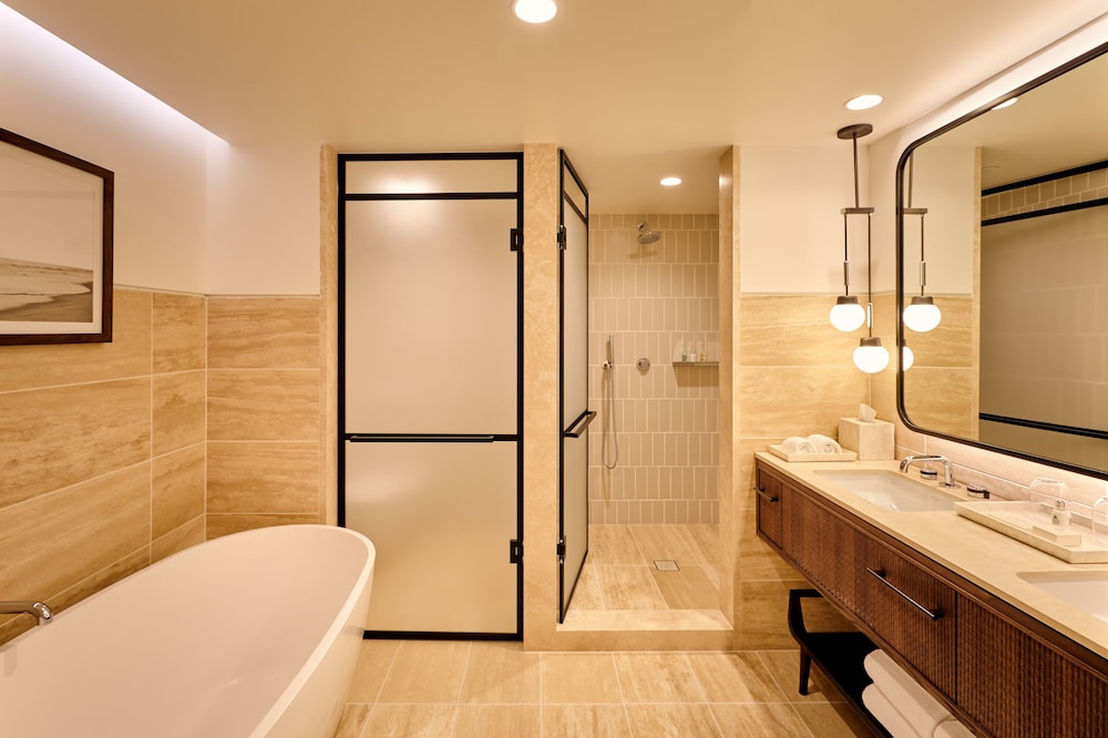 1 Bedroom, Suite, King Bed, Partial Ocean View, Sofa, Club Floor، The Boca Raton 2/3