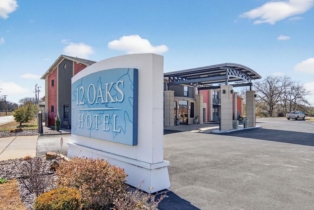 12 Oaks Hotel 42/50