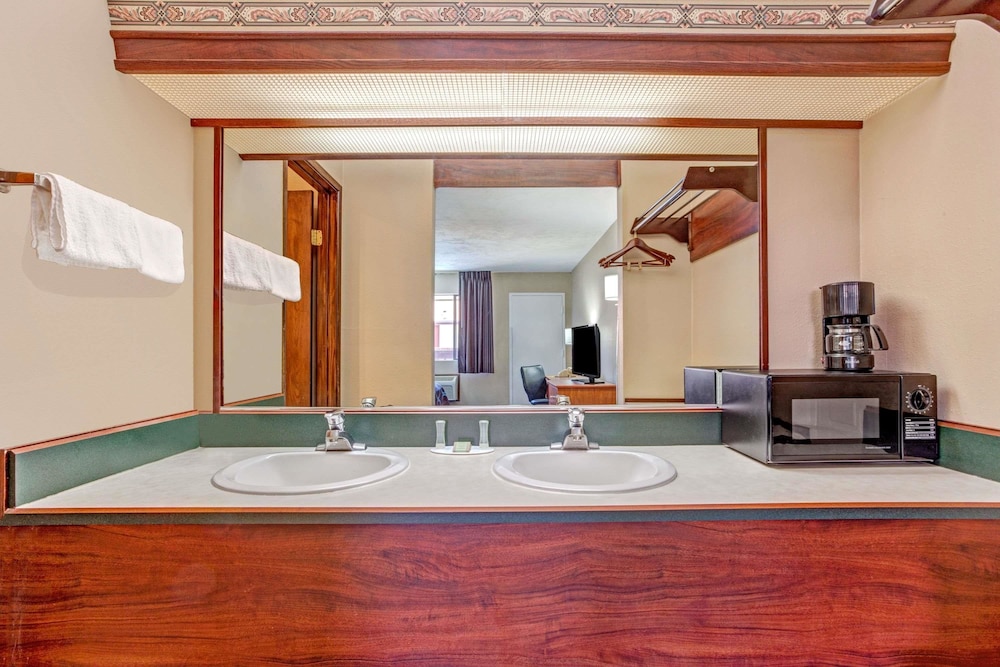 Super 8 By Wyndham Albany 8/19