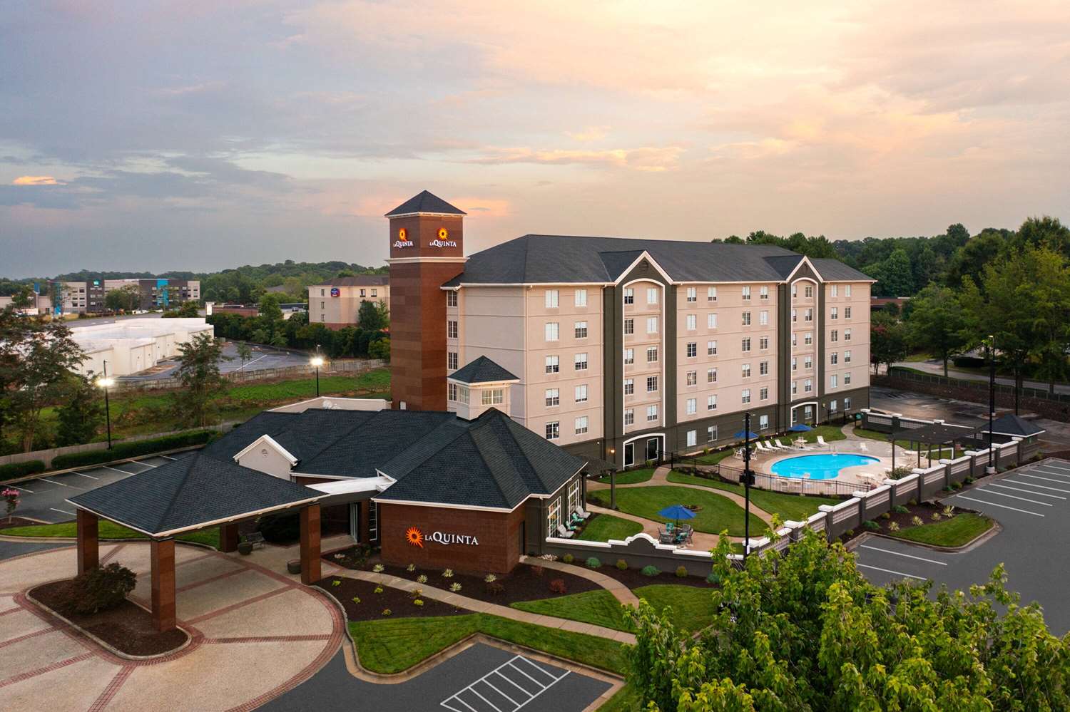 La Quinta Inn & Suites by Wyndham Greensboro NC 2/55