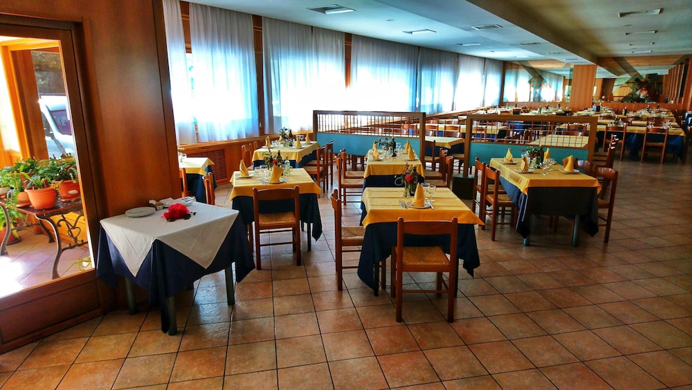 Hotel Holidays 40/54