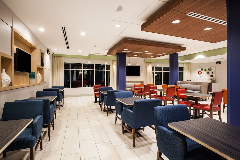 Holiday Inn Express Suites Lexington Park California 40/54