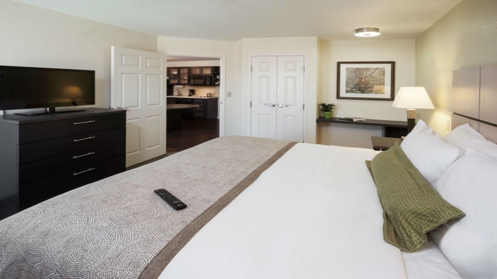 Candlewood Suites Erie 16/40