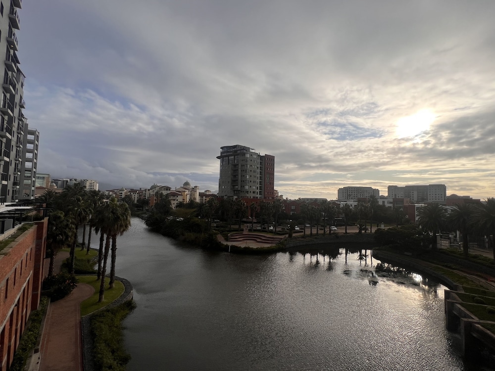 Century City Boutique Apartments 38/50