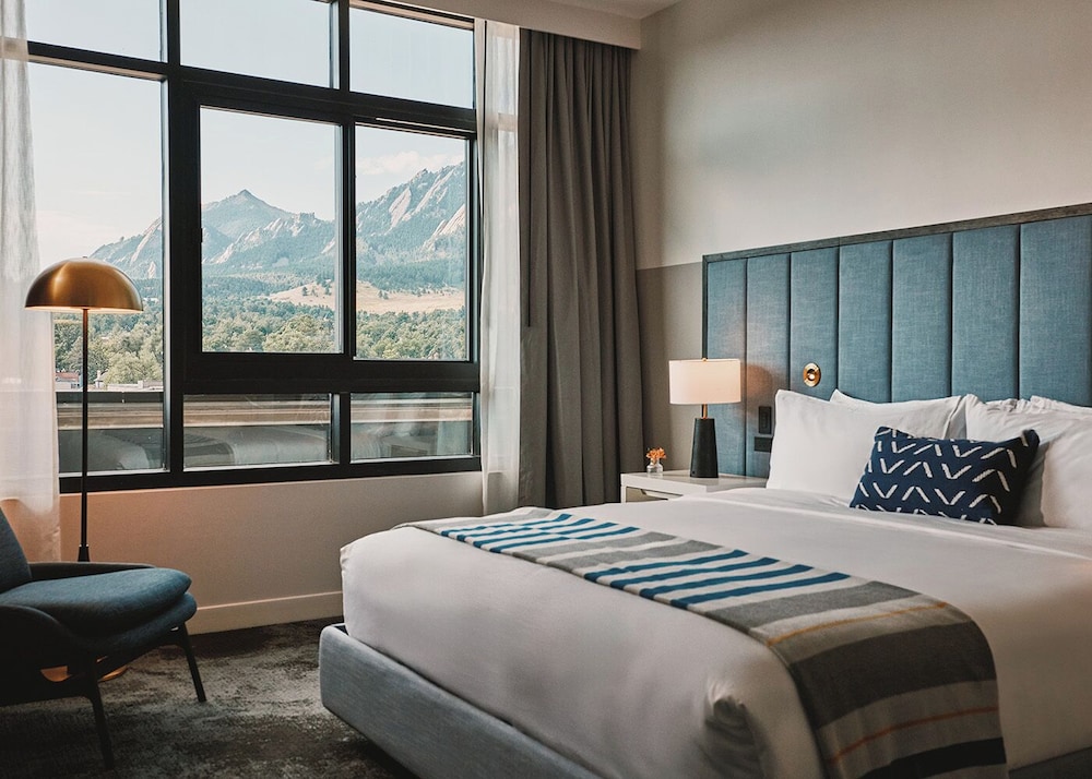 Aspen, Suite, King Bed, Sofa