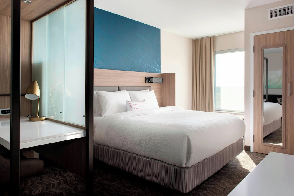 SUITE, KING BED, SOFA, ACCESSIBLE