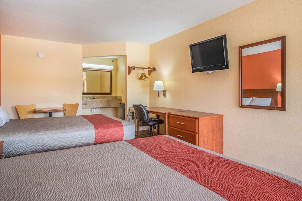 Rodeway Inn and Suites Macon 22/45