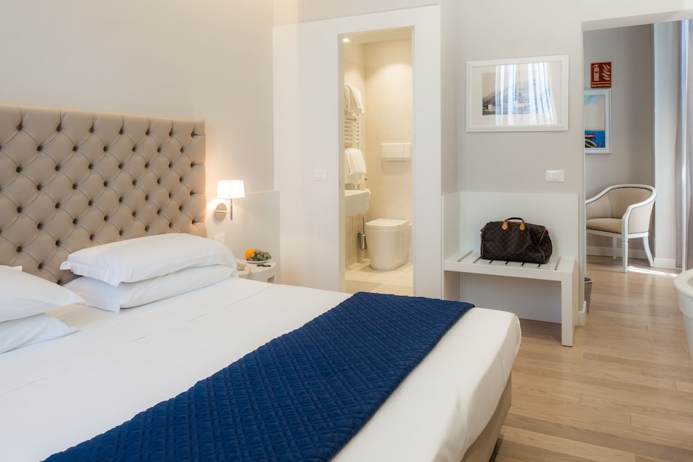 DELUXE, DOUBLE BED, POOL VIEW, BALCONY