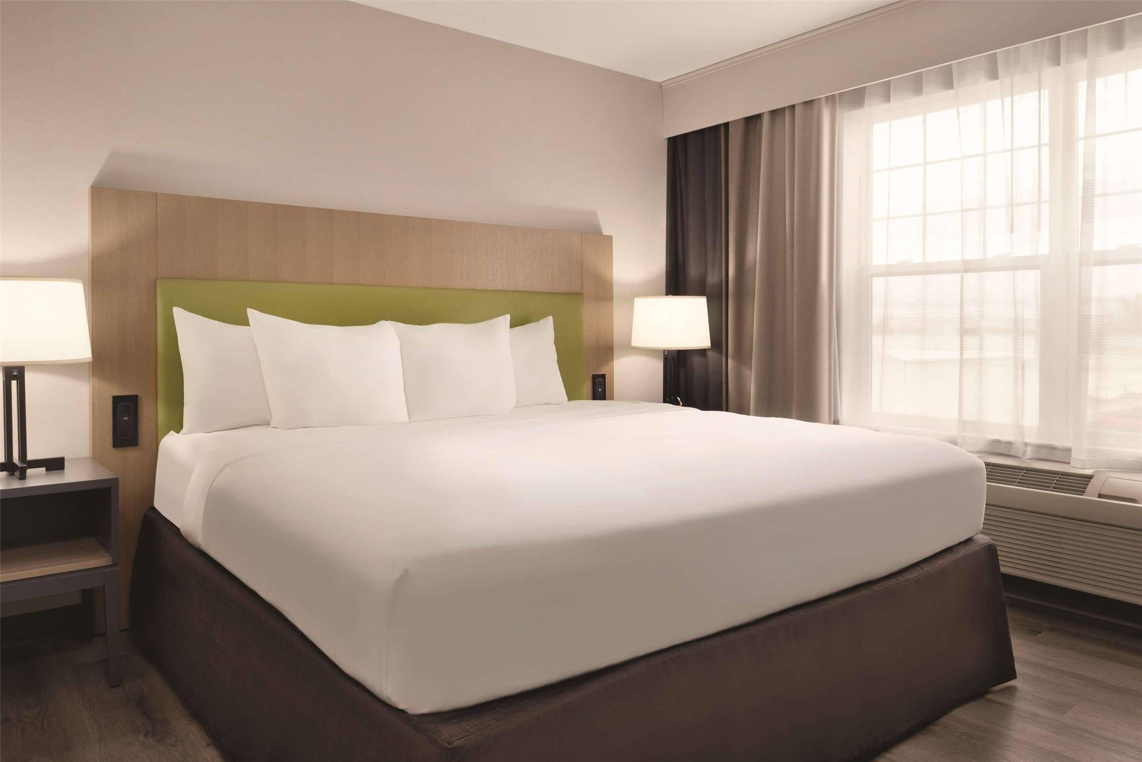 Country Inn & Suites By Radisson Waterloo Ia 7/18