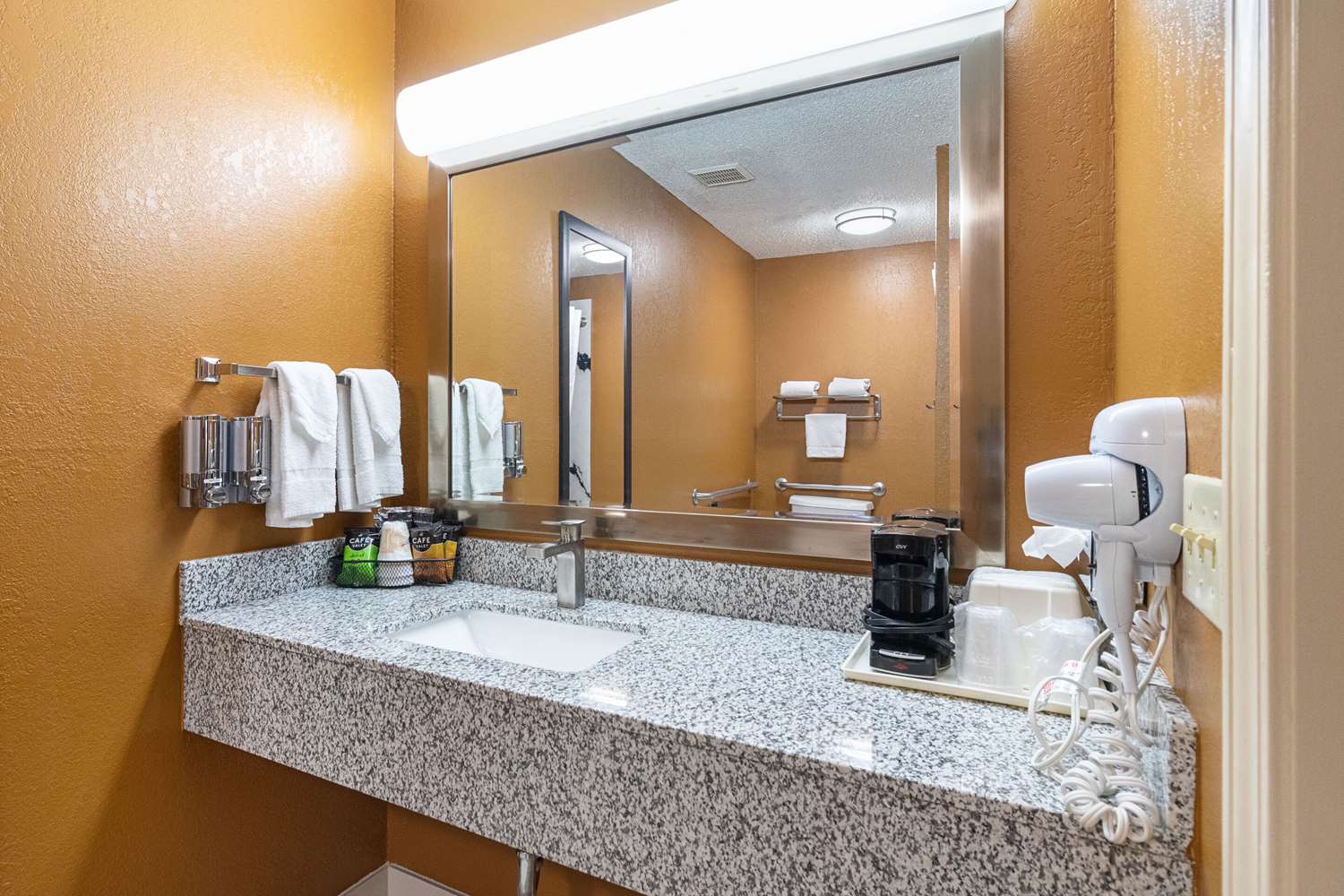 Econo Lodge Selmer, TN 37/37