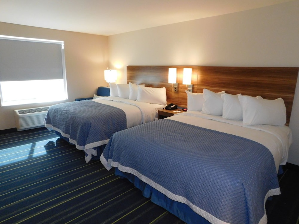 Days Inn & Suites by Wyndham Kearney 34/61