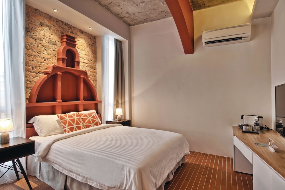 SUPERIOR, QUEEN BED