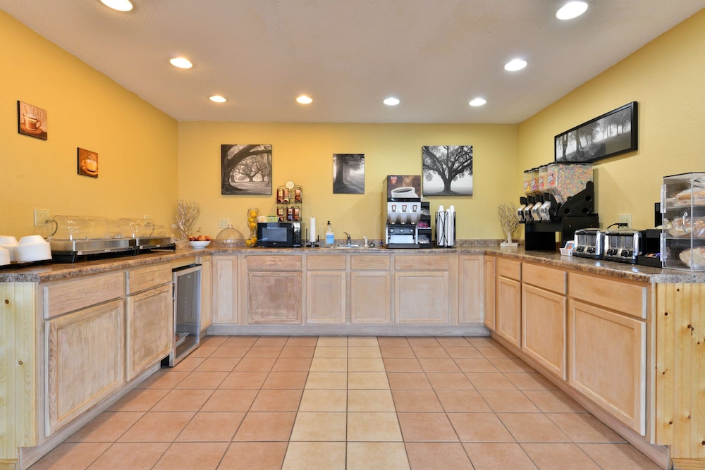 Americas Best Value Inn-Wall 8/29