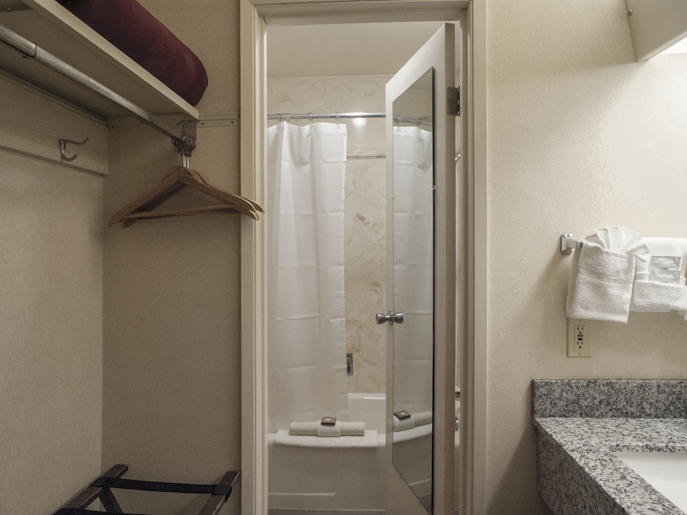 Inn At The Convention Center 43/45