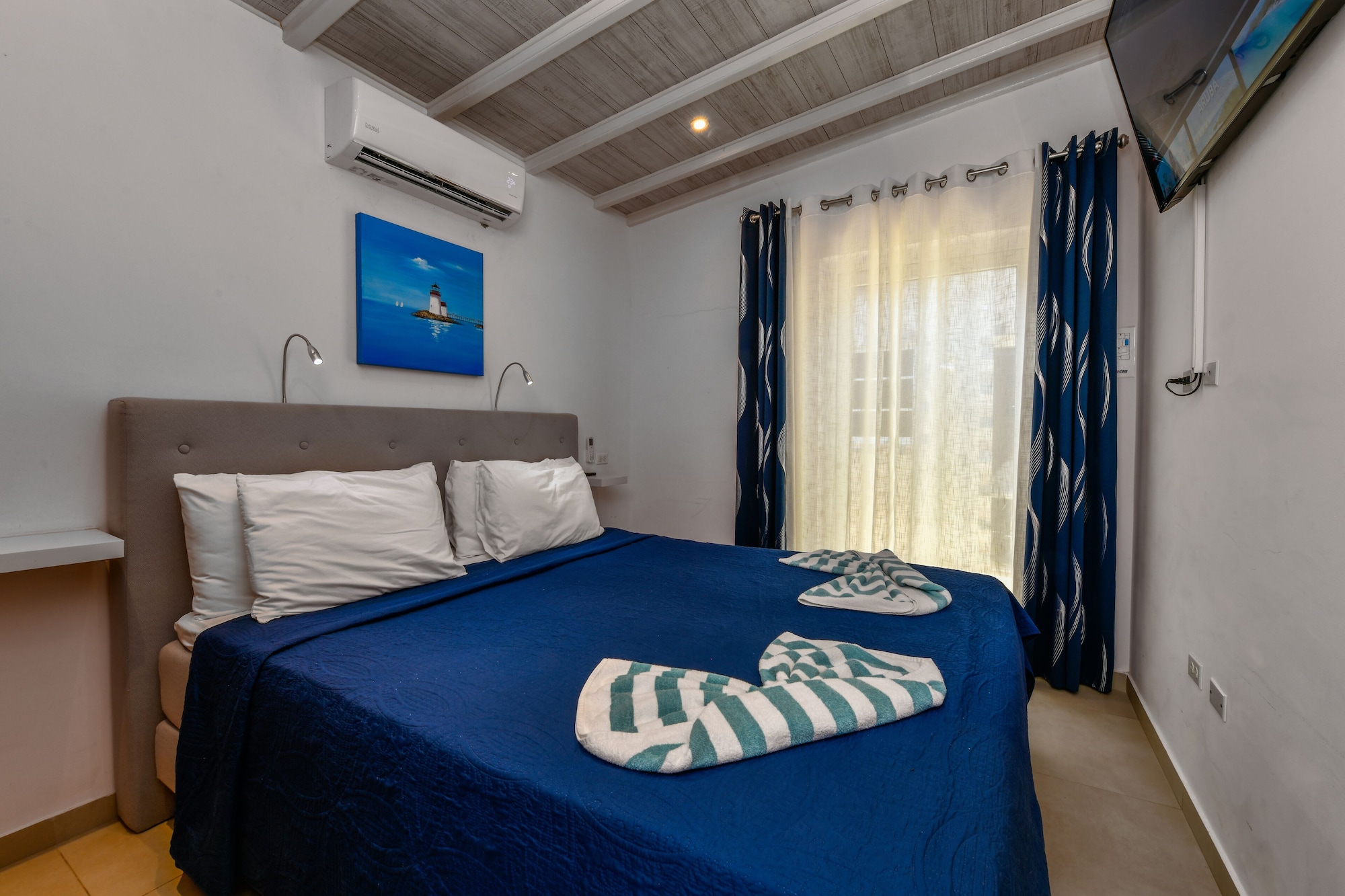DELUXE, APARTMENT, POOL SIDE