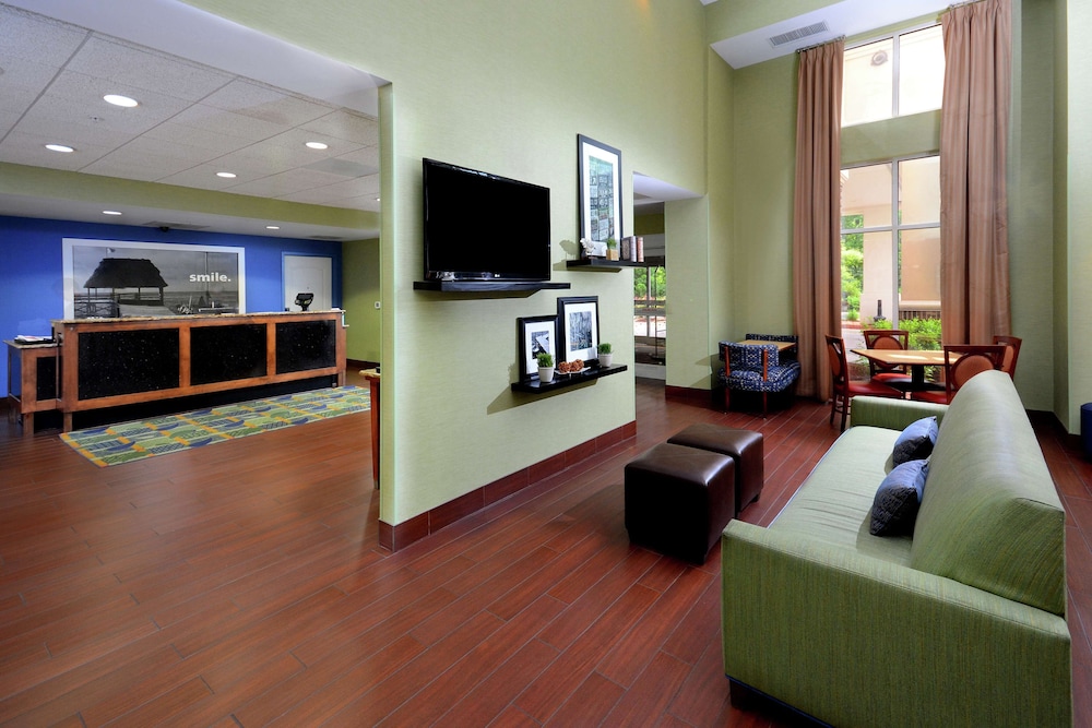 Hampton Inn & Suites Huntersville 28/37