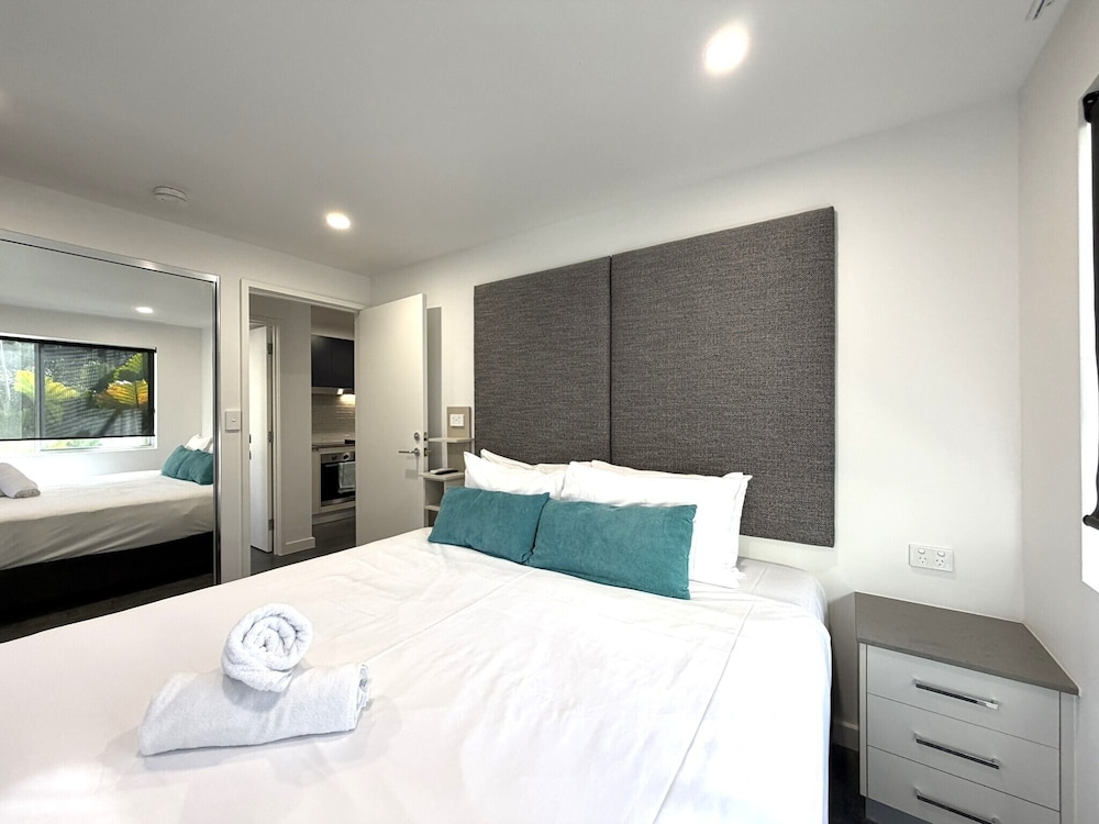 1 Bedroom, Renovated, Family, Apartment, 1 King and 1 Single Beds، Southport Motel & Apartments 6/10