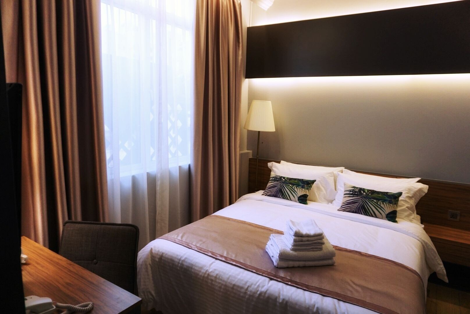 SUPERIOR, QUEEN BED