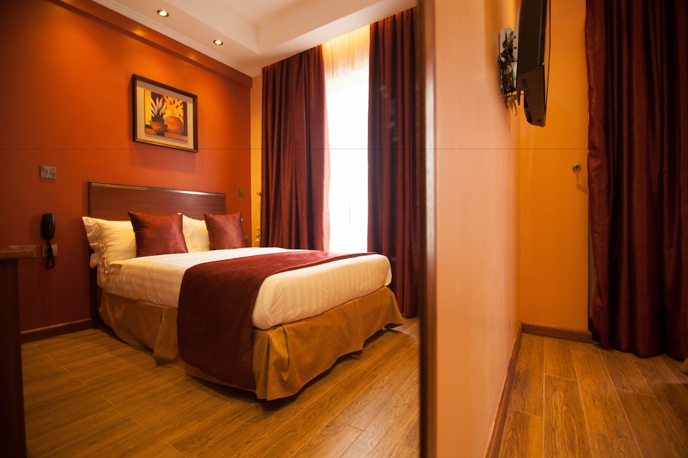 After 40 Hotel 18/50