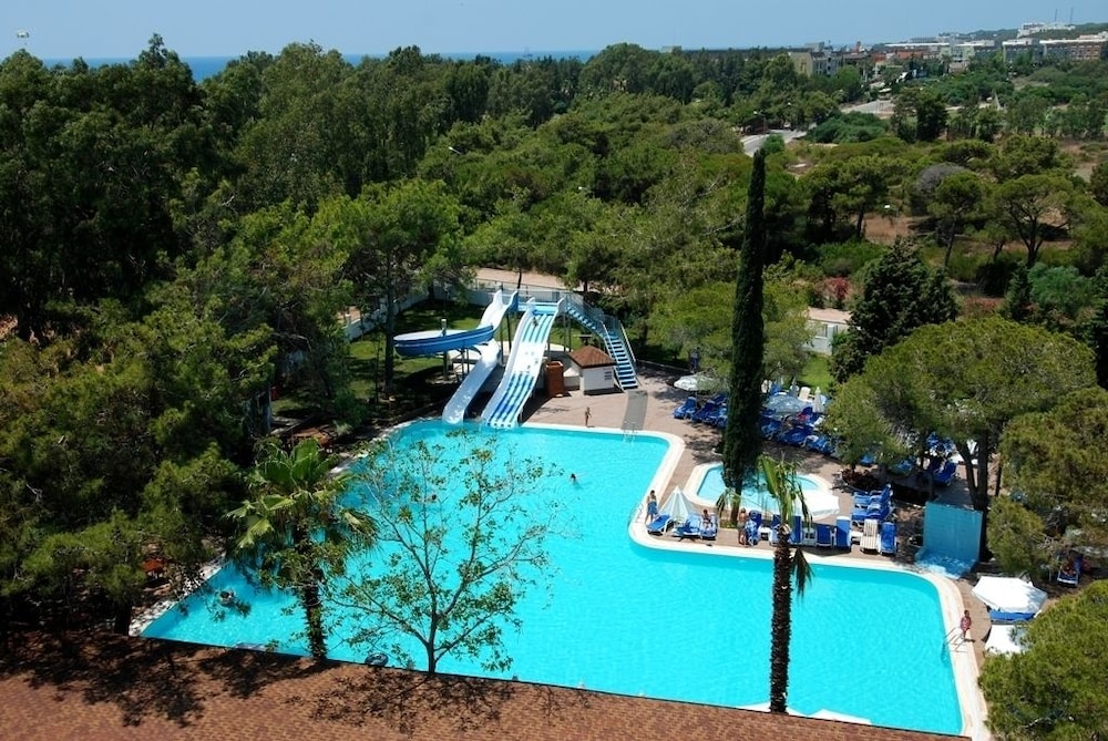Berry Blue Hotel 76/95