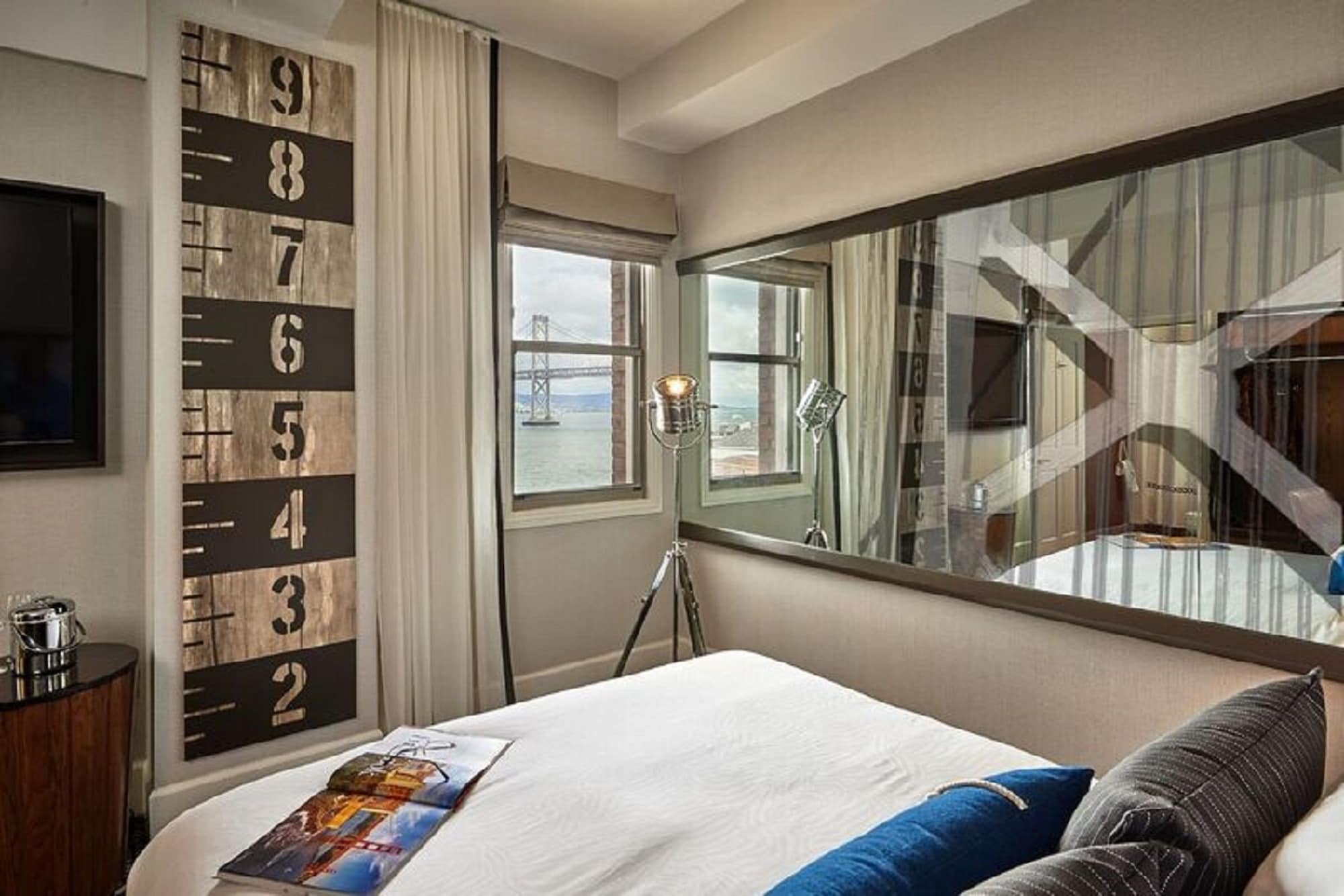 DELUXE, KING BED