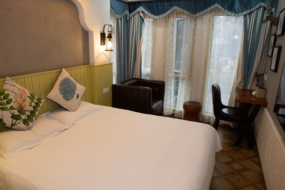 DELUXE, DOUBLE BED