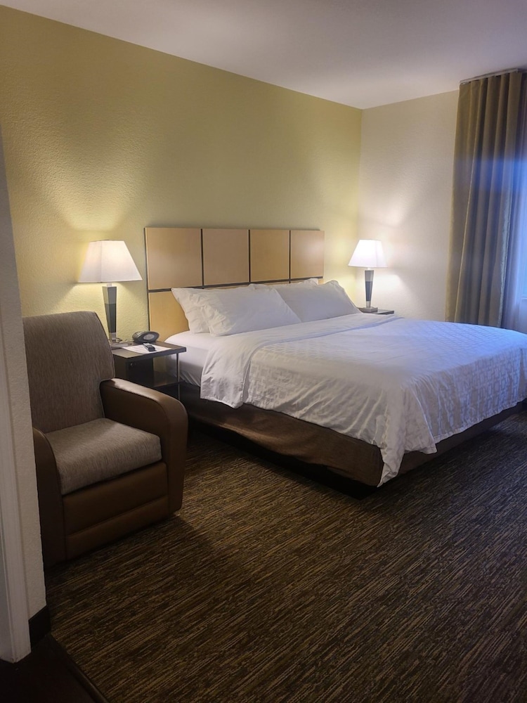 Candlewood Suites Bismarck 16/51